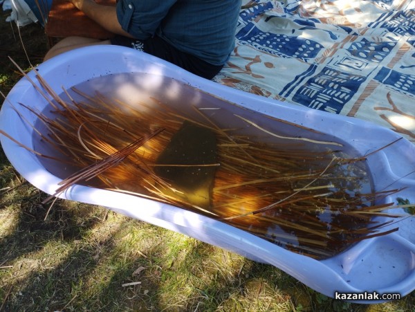 Младежи почерпиха опит и идеи от майстор Станко Киров, един от малкото останали кошничари в страната