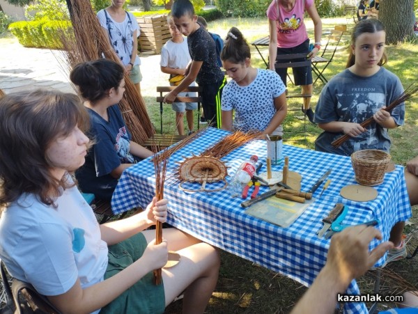 Младежи почерпиха опит и идеи от майстор Станко Киров, един от малкото останали кошничари в страната