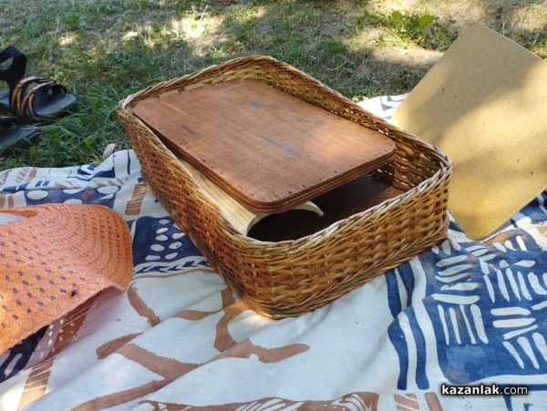 Младежи почерпиха опит и идеи от майстор Станко Киров, един от малкото останали кошничари в страната