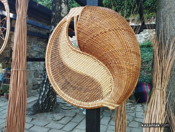 Младежи почерпиха опит и идеи от майстор Станко Киров, един от малкото останали кошничари в страната