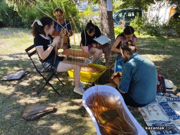 Младежи почерпиха опит и идеи от майстор Станко Киров, един от малкото останали кошничари в страната