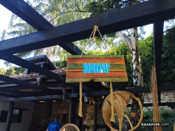 Младежи почерпиха опит и идеи от майстор Станко Киров, един от малкото останали кошничари в страната