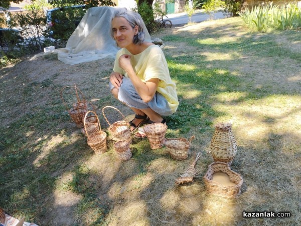 Младежи почерпиха опит и идеи от майстор Станко Киров, един от малкото останали кошничари в страната