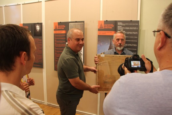 Изложбата „120 години Храм-паметник „Рождество Христово“ гостува в Националния музей на образованието в Габрово