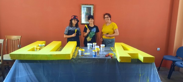 Младежи от Шипка разкрасиха града по случай предстоящите празници 