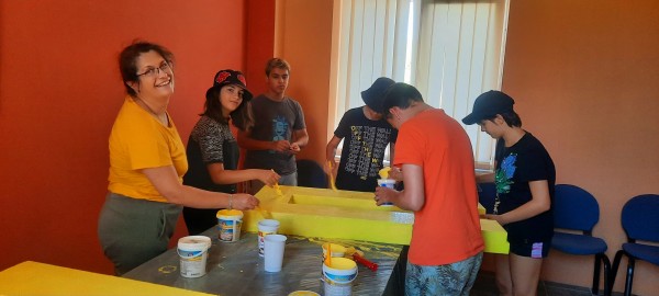 Младежи от Шипка разкрасиха града по случай предстоящите празници 