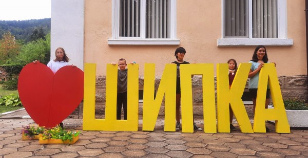 Младежи от Шипка разкрасиха града по случай предстоящите празници 