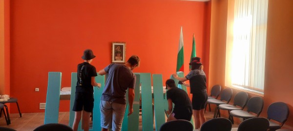 Младежи от Шипка разкрасиха града по случай предстоящите празници 