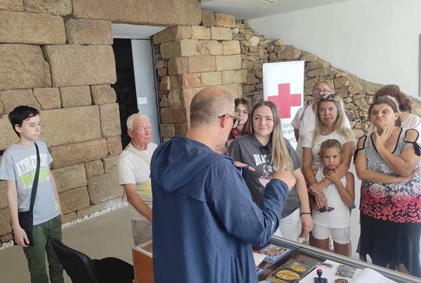 Украински семейства посетиха могилата Голяма Косматка край Казанлък със съдействието на БЧК