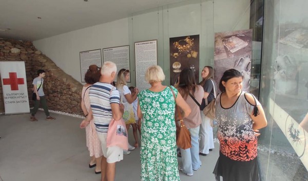 Украински семейства посетиха могилата Голяма Косматка край Казанлък със съдействието на БЧК