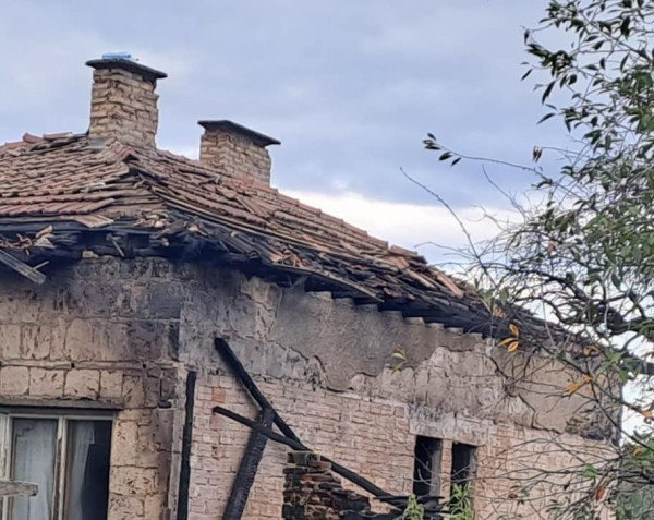 Събират средства за 81-годишна жена, чийто дом бе засегнат от голям пожар в казанлъшкото село Енина