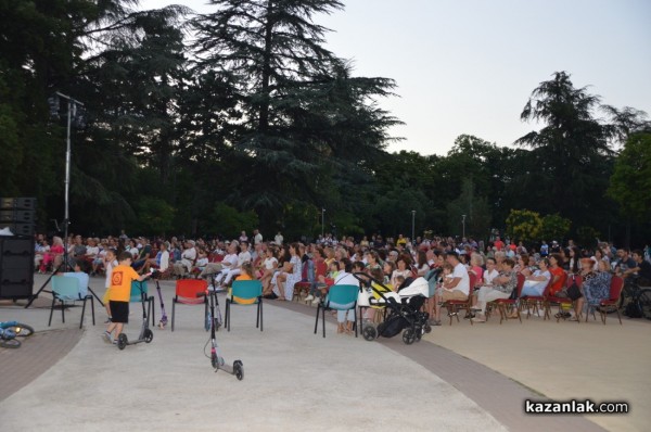 Талантите на “Академия Роза“ подариха на казанлъчани вълшебен концерт под звездите 