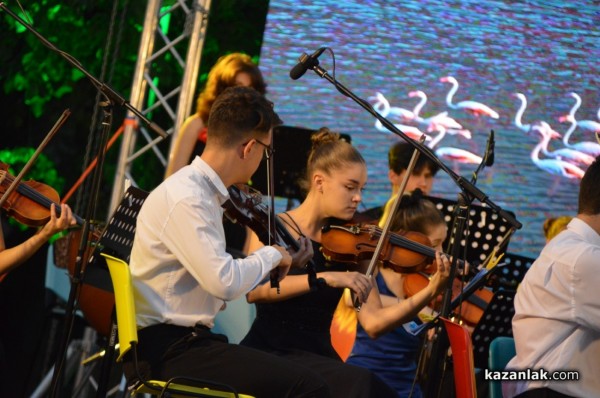 Талантите на “Академия Роза“ подариха на казанлъчани вълшебен концерт под звездите 