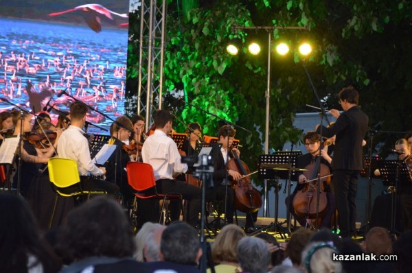 Талантите на “Академия Роза“ подариха на казанлъчани вълшебен концерт под звездите 