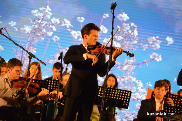 Талантите на “Академия Роза“ подариха на казанлъчани вълшебен концерт под звездите 