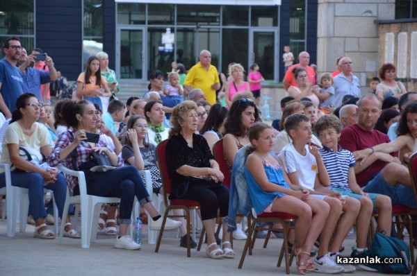 Талантите на “Академия Роза“ подариха на казанлъчани вълшебен концерт под звездите 