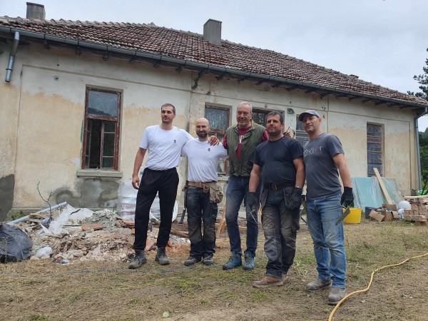 С общи усилия, наши сънародници завършиха ремонта в училището на Теодосий Теодосиев 