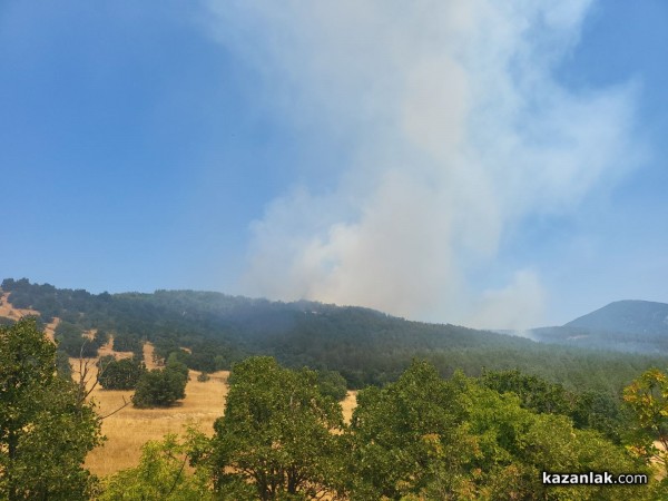 7 пожарни екипа, 2 булдозера и хеликоптер участват в гасенето на пожара край Казанлък/ Обновена
