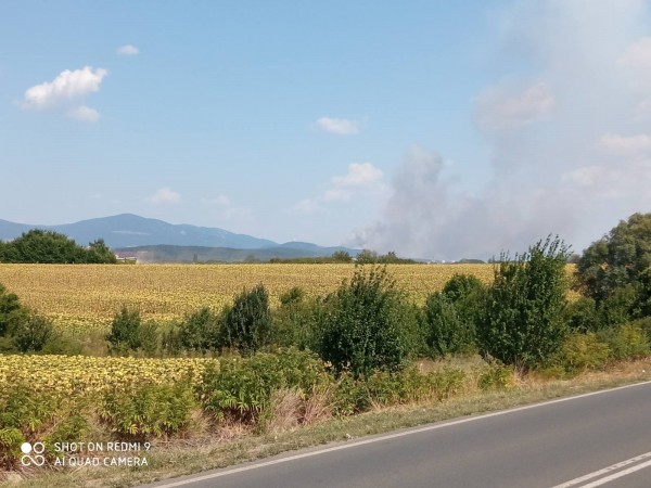 7 пожарни екипа, 2 булдозера и хеликоптер участват в гасенето на пожара край Казанлък/ Обновена