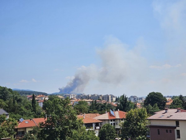 7 пожарни екипа, 2 булдозера и хеликоптер участват в гасенето на пожара край Казанлък/ Обновена