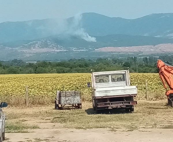 7 пожарни екипа, 2 булдозера и хеликоптер участват в гасенето на пожара край Казанлък/ Обновена