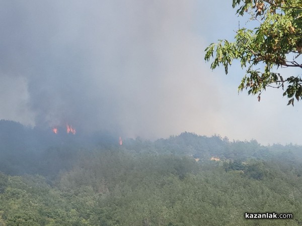 7 пожарни екипа, 2 булдозера и хеликоптер участват в гасенето на пожара край Казанлък/ Обновена