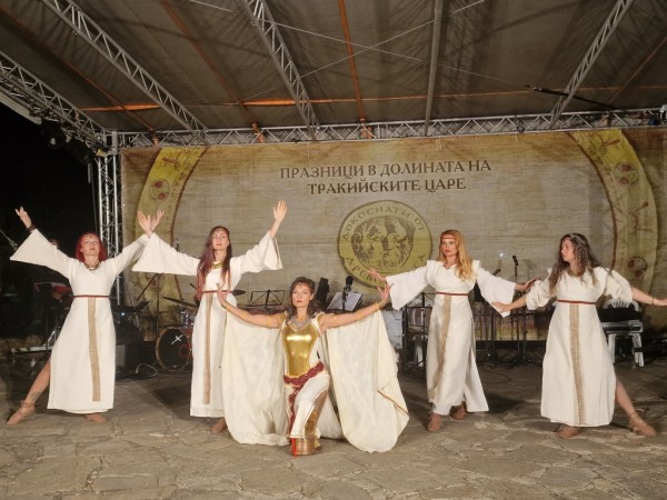 Кметът Галина Стоянова: Нека дните да са богати на емоции и красота! Честити да са и щастливи 18-те Празници в Долината на тракийските царе 2023!