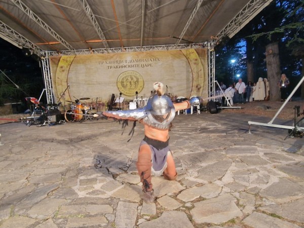 Кметът Галина Стоянова: Нека дните да са богати на емоции и красота! Честити да са и щастливи 18-те Празници в Долината на тракийските царе 2023!