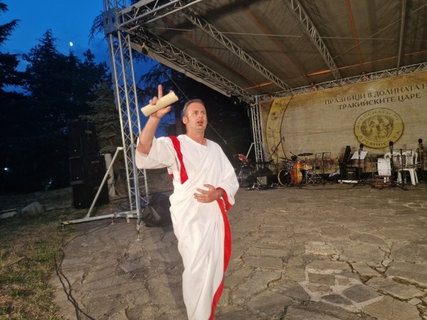 Кметът Галина Стоянова: Нека дните да са богати на емоции и красота! Честити да са и щастливи 18-те Празници в Долината на тракийските царе 2023!