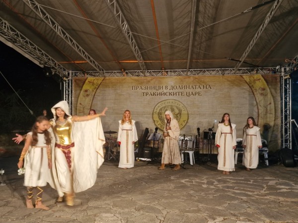 Кметът Галина Стоянова: Нека дните да са богати на емоции и красота! Честити да са и щастливи 18-те Празници в Долината на тракийските царе 2023!