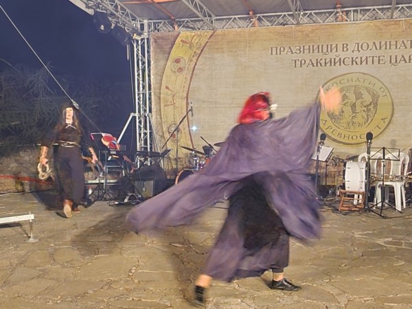 Кметът Галина Стоянова: Нека дните да са богати на емоции и красота! Честити да са и щастливи 18-те Празници в Долината на тракийските царе 2023!