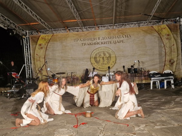 Кметът Галина Стоянова: Нека дните да са богати на емоции и красота! Честити да са и щастливи 18-те Празници в Долината на тракийските царе 2023!