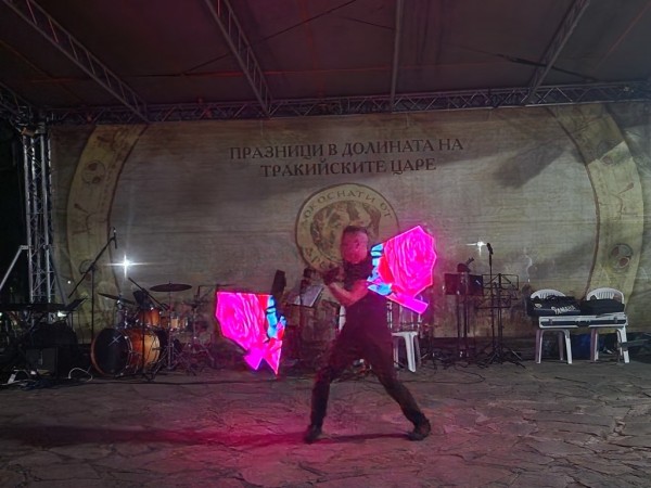 Кметът Галина Стоянова: Нека дните да са богати на емоции и красота! Честити да са и щастливи 18-те Празници в Долината на тракийските царе 2023!