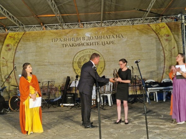 Кметът Галина Стоянова: Нека дните да са богати на емоции и красота! Честити да са и щастливи 18-те Празници в Долината на тракийските царе 2023!
