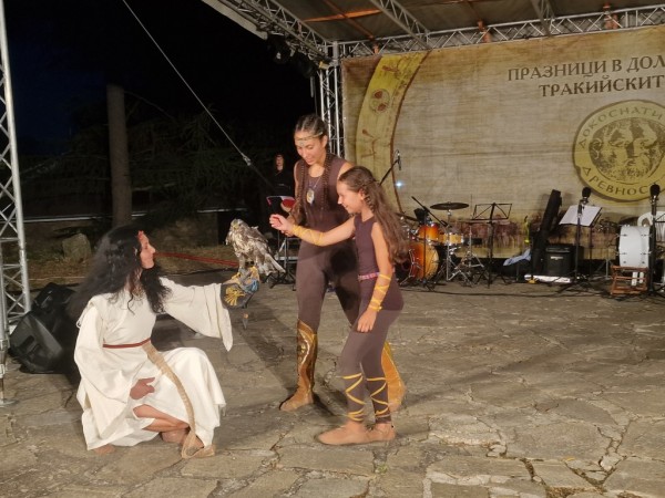 Кметът Галина Стоянова: Нека дните да са богати на емоции и красота! Честити да са и щастливи 18-те Празници в Долината на тракийските царе 2023!