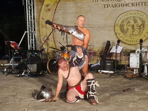 Кметът Галина Стоянова: Нека дните да са богати на емоции и красота! Честити да са и щастливи 18-те Празници в Долината на тракийските царе 2023!