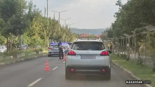 Мерцедес и БМВ катастрофираха на оживен булевард в Казанлък