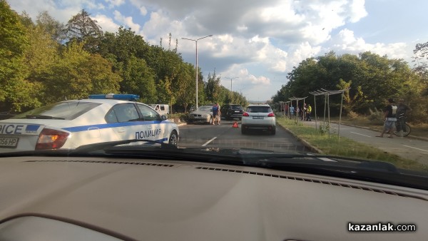 Мерцедес и БМВ катастрофираха на оживен булевард в Казанлък