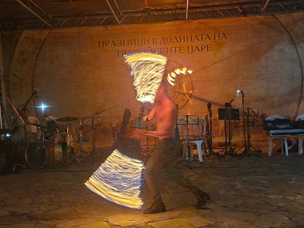 Кметът Галина Стоянова: Нека дните да са богати на емоции и красота! Честити да са и щастливи 18-те Празници в Долината на тракийските царе 2023!