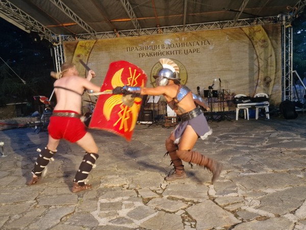 Кметът Галина Стоянова: Нека дните да са богати на емоции и красота! Честити да са и щастливи 18-те Празници в Долината на тракийските царе 2023!