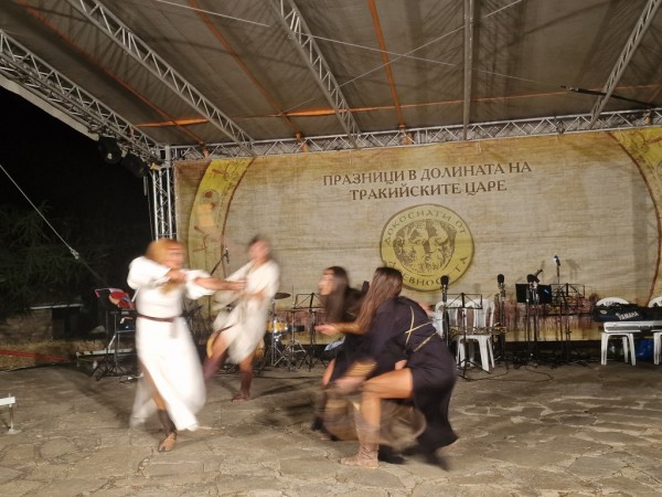 Кметът Галина Стоянова: Нека дните да са богати на емоции и красота! Честити да са и щастливи 18-те Празници в Долината на тракийските царе 2023!