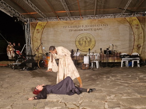 Кметът Галина Стоянова: Нека дните да са богати на емоции и красота! Честити да са и щастливи 18-те Празници в Долината на тракийските царе 2023!