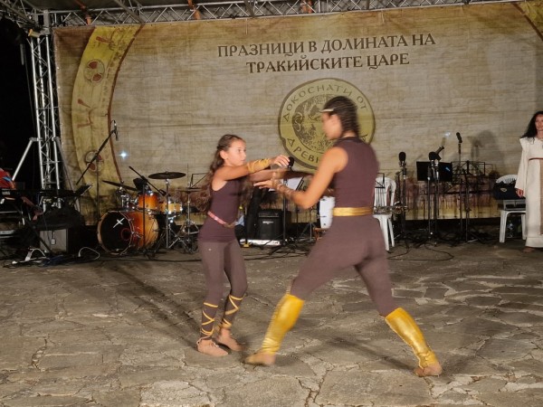 Кметът Галина Стоянова: Нека дните да са богати на емоции и красота! Честити да са и щастливи 18-те Празници в Долината на тракийските царе 2023!