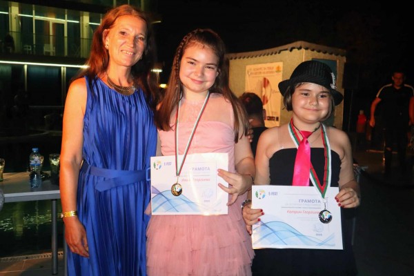 Илона и Катрин Георгиеви се завърнаха със злато и сребро от музикален конкурс 