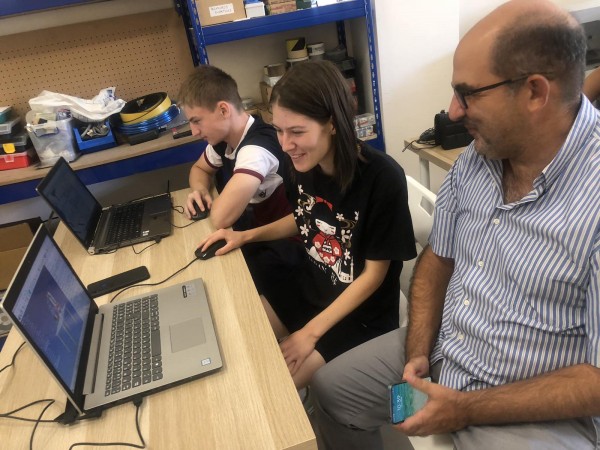 Ученици и учители от ИКТ Център с мобилност, свързана с колаборативна роботика