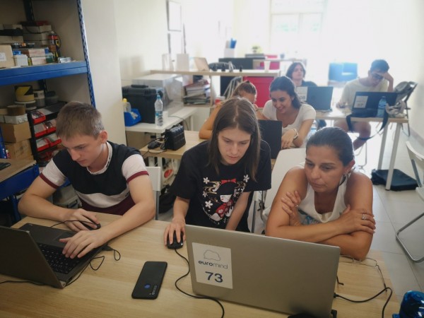 Ученици и учители от ИКТ Център с мобилност, свързана с колаборативна роботика