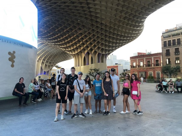 Ученици и учители от ИКТ Център с мобилност, свързана с колаборативна роботика