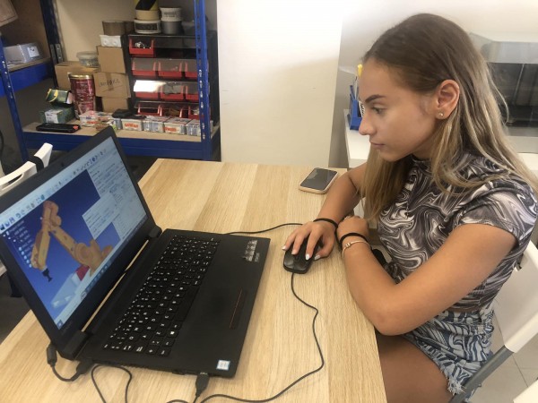 Ученици и учители от ИКТ Център с мобилност, свързана с колаборативна роботика