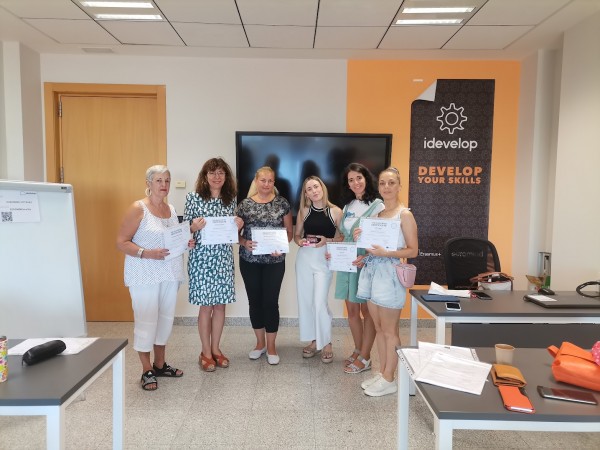 Ученици и учители от ИКТ Център с мобилност, свързана с колаборативна роботика