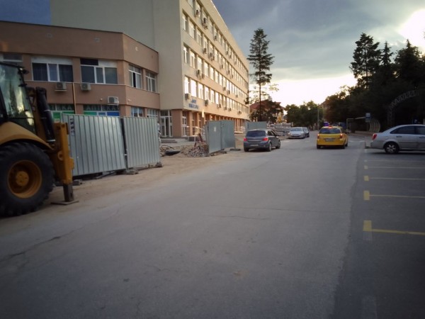 Затваряне на движението пред ДКЦ „Районна поликлиника – Казанлък“ от понеделник